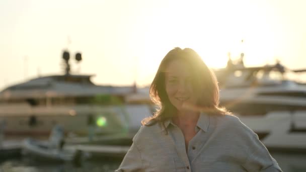 Ritratto di un'affascinante donna naturale al sole della sera per strada — Video Stock