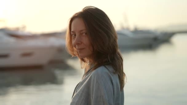一个优雅的成年女子在度假期间的傍晚沿着港口散步时的肖像 — 图库视频影像