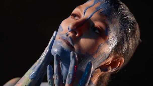 Retrato de cerca de una mujer con pintura en la piel movimientos de baile improvisación impulso emocional — Vídeos de Stock