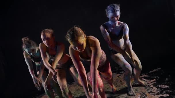 Un groupe de femmes art danseuses élégantes dans les improvisations de vêtements de sport dans la performance de la danse moderne improvisation de la gymnastique et des mouvements de danse moderne — Video