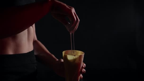 Крупный план в темноте женщина руки пальцы печатая краску из пластиковой чашки современного художника — стоковое видео