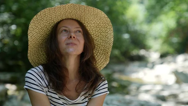 Portrait en gros plan d'une jolie dame adulte se relaxant dans la nature avec un grand chapeau sur la tête Photos De Stock Libres De Droits