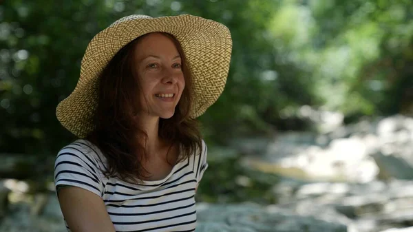 Portrait d'une dame charmante dans un chapeau reposant sur des vacances dans la nature Photo De Stock