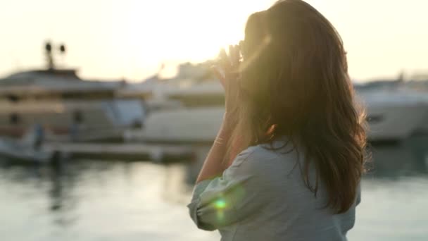 Portrait of an attractive woman a natural beauty in the evening sun — Stock Video