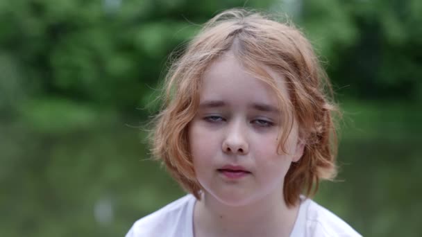 Közelkép egy szomorú tinédzser lányról, aki napközben az utcán áll. Egy utcagyerek magányos életének fogalma — Stock videók