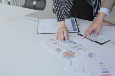 Ofis masasında çizelge dokümanı, takım çalışması konsepti olan yeni bir proje için fikir fırtınası sunumu.