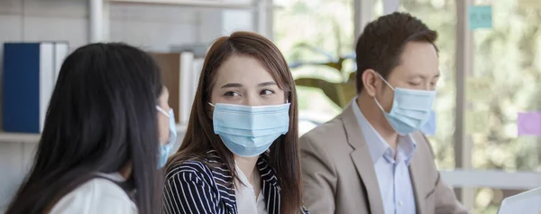 Osoby Biznesowe Noszące Maski Medyczne Chronią Przed Chorobami Przenoszonymi Drogą — Zdjęcie stockowe