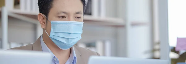 Zbliżenie Twarzy Człowieka Noszącego Maskę Medyczną Celu Zapobiegania Wirusowi Pyłu — Zdjęcie stockowe