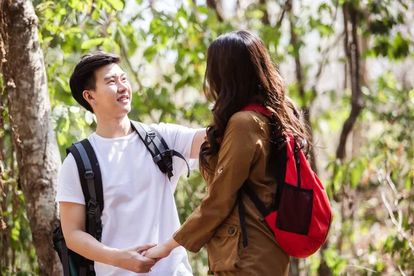 年轻的亚洲男人和女人夫妇背着背包在森林里旅行 夫妇旅行的概念 — 图库照片