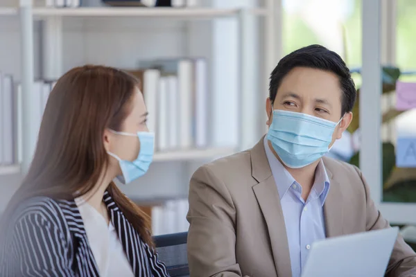 医療用マスクを身に着けているビジネスマンは 感染症のコロナウイルスやCovid 19を防ぐために空気感染症から保護します — ストック写真