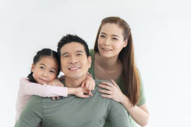 Mutlu Asyalı aile aktiviteleri eğlenceli evde, tatilde, baba ve kız.