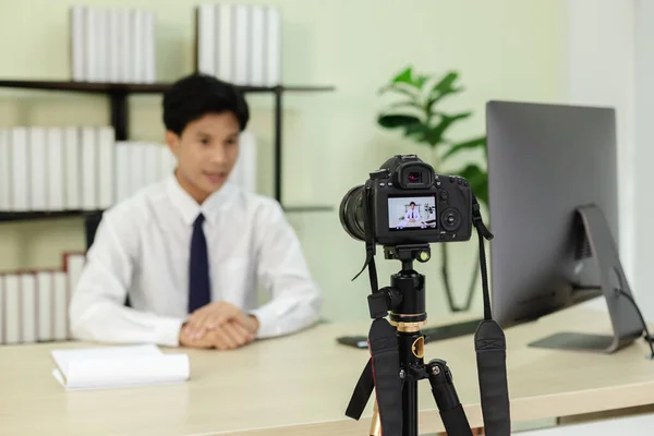 アジアのビジネスマンブロガービデオカメラを話しています オンラインビデオチュートリアルの作成 — ストック写真
