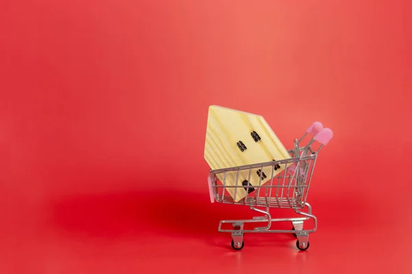 Shopping Cart Wooden House Red Background Business Sale Purchase Property — Stock Photo, Image