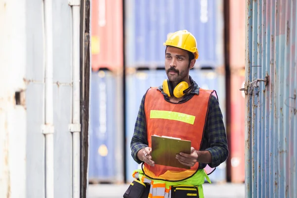 Foreman Draagt Uniforme Hardhat Industriële Logistieke Controle Containerlading Met Klembord — Stockfoto