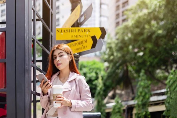 Молода Азіатська Успішна Красива Бізнесменка Носить Рожевий Костюм Тримаючи Смартфон — стокове фото