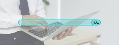 İnternet veri bilgilerini tarıyorum, adam dizüstü bilgisayar kullanıyor, sembolleri tarıyor. internet dijital kavramı.