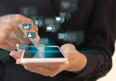 Uyarı sosyal medya simgeleri, internet dijital pazarlama kavramına sahip akıllı telefon ekranını parmakla göstermek.