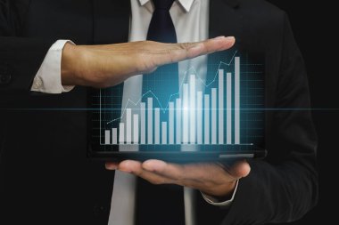 Finansal çubuk grafikli işadamı dijital tablet üzerinden pazarlama