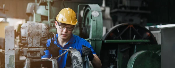 Asiatisk Arbetare Man Industri Bär Hjälm Säkerhet Arbetar Reparationsmaskin Fabriken — Stockfoto