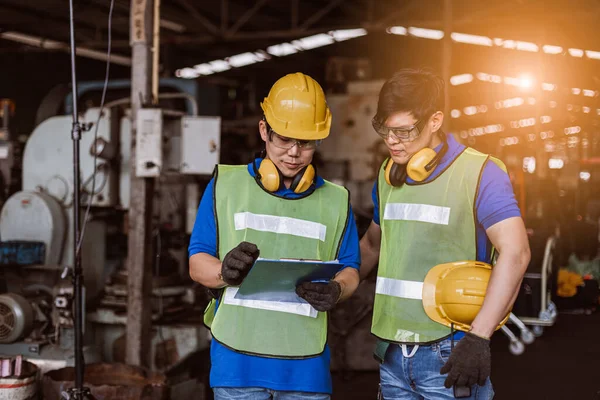 Aziatische Werknemer Man Technicus Industrie Dragen Helm Veiligheid Holding Papier — Stockfoto