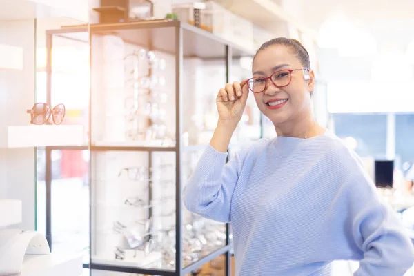 Középkorú Ázsiai Szemüveget Választ Optikusboltban Használt Helyes Vagy Segít Hibás — Stock Fotó