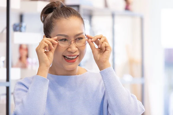 Idade Média Mulher Asiática Escolhendo Óculos Óculos Loja Óptica Usado — Fotografia de Stock