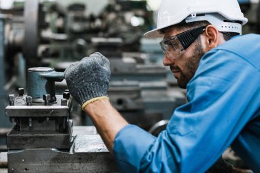 Üniforma giyen mühendislik işçisi. Güvenlik ve iş makinası. Fabrika endüstrisinde metal torna, işçi manufactory endüstrisi konsepti..