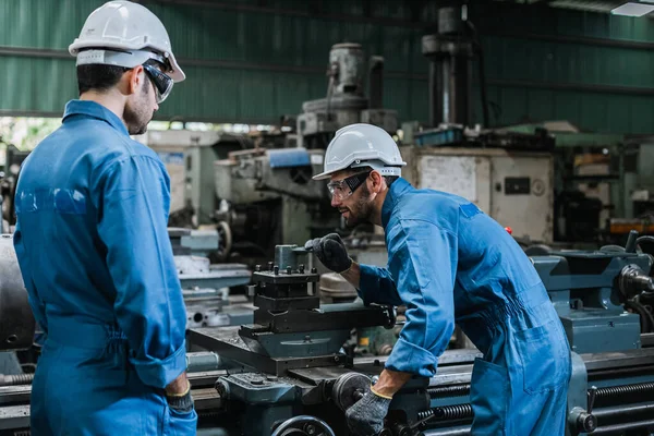 Maskinarbetare Man Bär Enhetlig Säkerhet Och Hårdhatt Arbetsmaskin Svarv Metall — Stockfoto