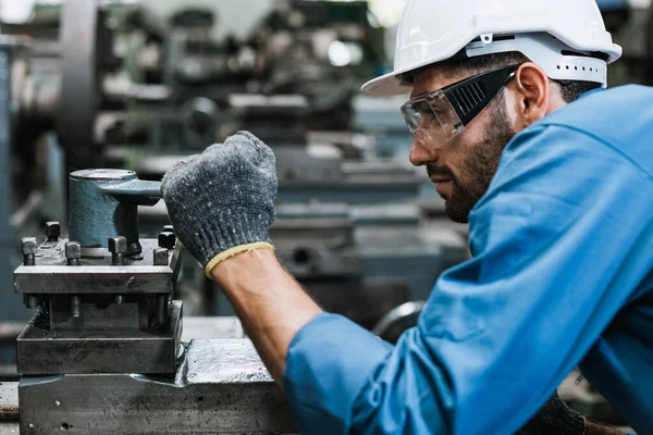 Maskinarbetare Man Bär Enhetlig Säkerhet Och Hårdhatt Arbetsmaskin Svarv Metall — Stockfoto