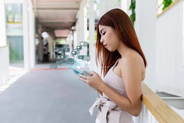 Азійська Молода Успішна Бізнесменка Тримає Смартфон Іконами Соціальних Мережах — стокове фото