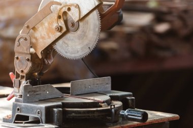Marangozun dairesel testeresi masa üzerinde mezura ve ahşap fabrika işyerindeki tahta parçalarıyla.