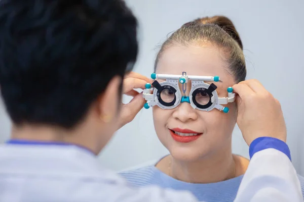 Asijské Ženy Středního Věku Mají Oči Měřené Profesionálním Očním Optikem — Stock fotografie