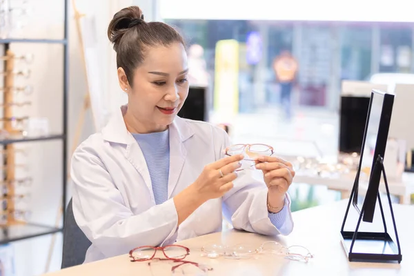 Női Professzionális Optikus Ellenőrzése Részleteket Szemüveg Munkaasztal Optikai Bolt — Stock Fotó