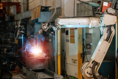 Parlak kıvılcımlı otomatik robotik kollar. Üretim mekanizması. Otomotiv fabrikası konsepti.