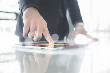 İşadamı parmak parmak tableti dijital dokunmatik ekran. ticari yaratıcı yenilik iletişim cep telefonu.