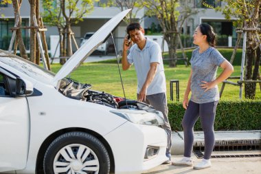 Asyalı yaşlı karı-koca çiftlerin sinirleri bozuldu. Kırık arabaları yolda sorun çıkarıyor. Arabalarını tamir etmeye çalışan bir adam ve azarlayan bir kadınla araba tamircisini arayan bir adam..