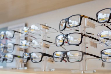 Gözlükçüdeki raflarda bir sıra gözlük. Göz giysisi optik tarzı. vizyon özellikleri kavramı.