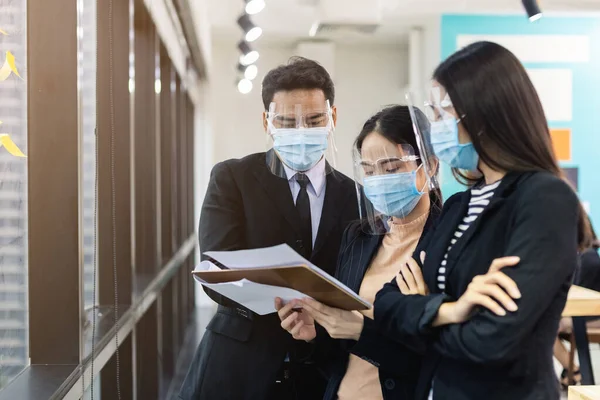 Azjatyccy Przedsiębiorcy Noszą Maski Osłonę Twarzy Przed Chorobami Przenoszonymi Drogą — Zdjęcie stockowe
