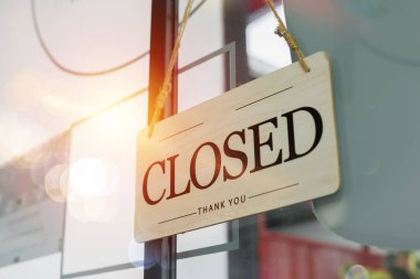 Kafenin ön cam kapısında asılı ahşap tabela. Hoş geldin dükkânı.