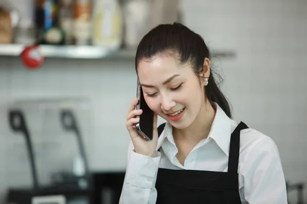 Asiático Jovens Mulheres Barista Desgaste Avental Falando Telefone Café Feminino — Fotografia de Stock