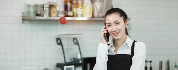 Asiático Jovens Mulheres Barista Desgaste Avental Falando Telefone Café Feminino — Fotografia de Stock