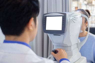 Modern ekipman makinesinin gözü, klinikte görme yeteneğini kullanarak beyaz ekran göz doktorunu test ediyor. optik görme konsepti.