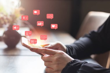 bildirim sosyal medya simgeleri, internet dijital pazarlama kavramına sahip akıllı telefon ekranını kapat.