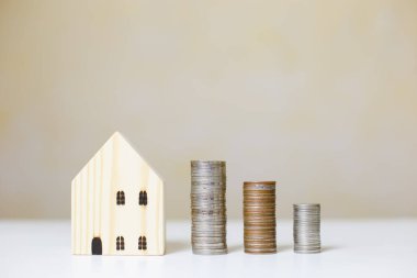 Ahşap ev, yığınla para, ev almak için para yatırımı. Gelecek konsept için kaydet.