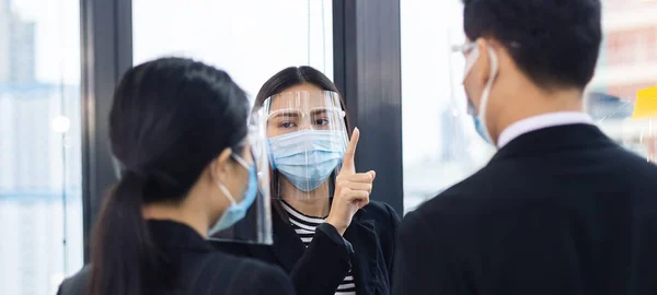 Azji Pracownik Biurowy Kobieta Noszenie Maski Twarzy Tarczy Twarzy Ochrony — Zdjęcie stockowe