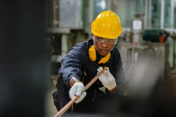 Machinekamer Afro Amerikaanse Arbeiders Dragen Geluidsdichte Koptelefoon Gele Helm Controleren — Stockfoto