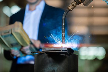 Parlak kıvılcımlı otomatik robotik kollar. Üretim mekanizması. Otomotiv fabrikası konsepti.