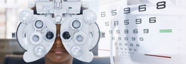 Optik klinikte teşhis oftalmolojisi olan genç Afro-Amerikan kadın göz muayenesi, çift pozlama test görüşlü göz doktoru. Resim pankartı boyutu.