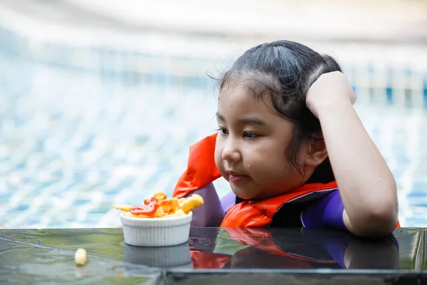 Glücklich Asiatische Mädchen Kinder Genießen Essen Pool — Stockfoto