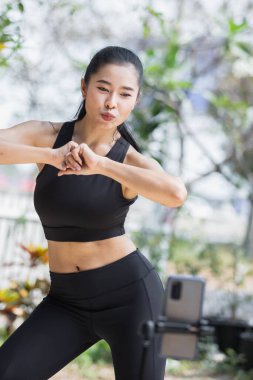 Kadınlar, sosyal medya için canlı yayında akıllı telefondan video kamerayla eğitim alıyorlar..